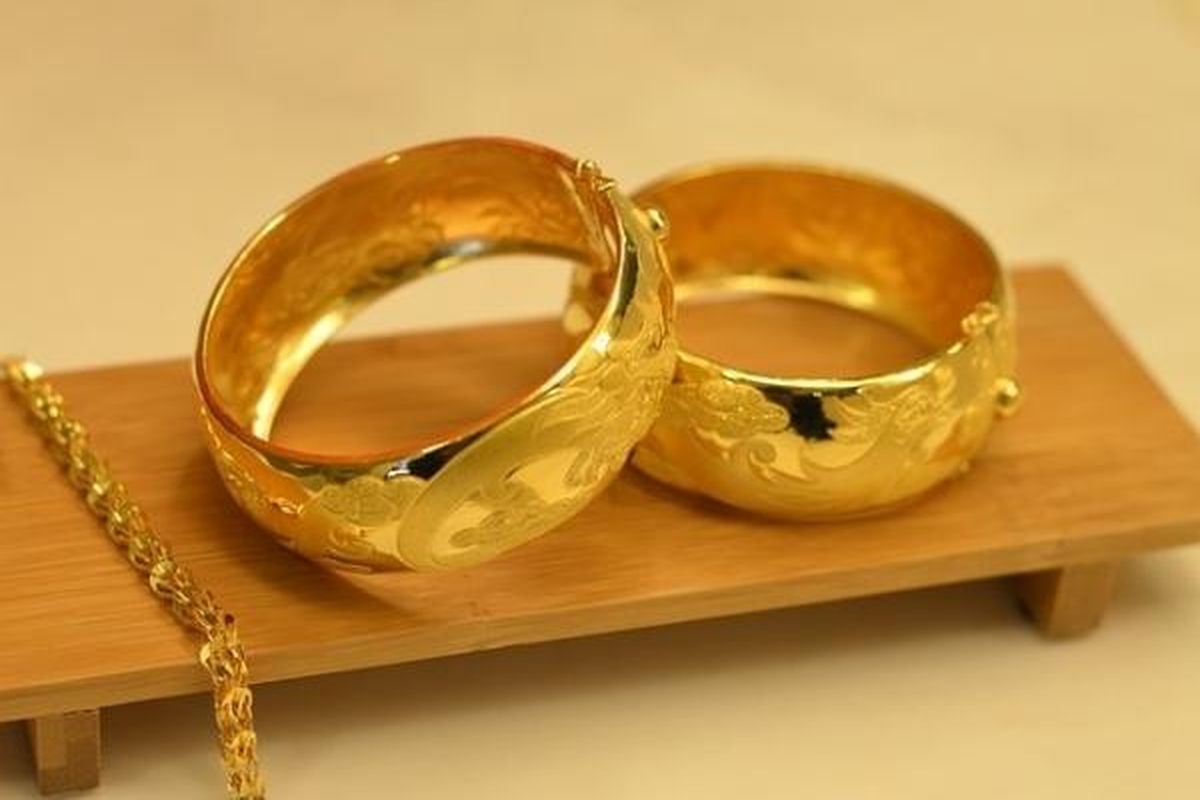 Vàng là vật liệu; nhẫn, vòng, thanh hoặc miếng là những dạng sản phẩm.